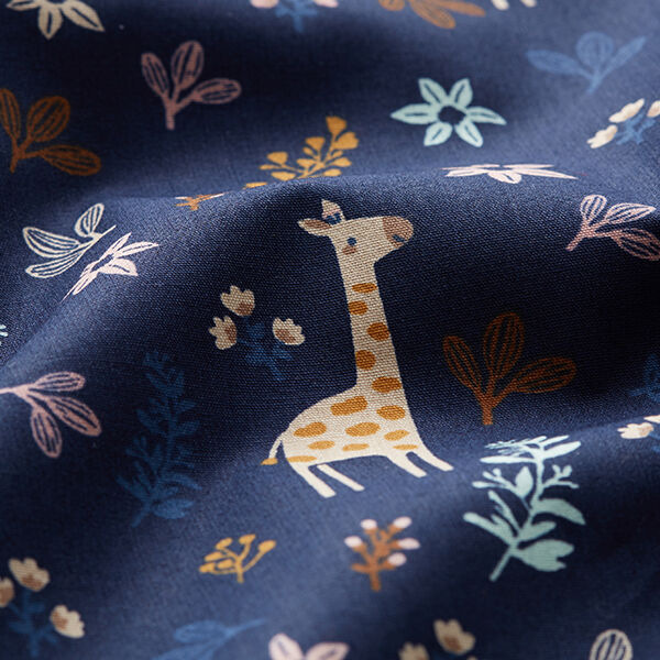 GOTS Katoenpopeline Giraf in de weide – marineblauw,  image number 2