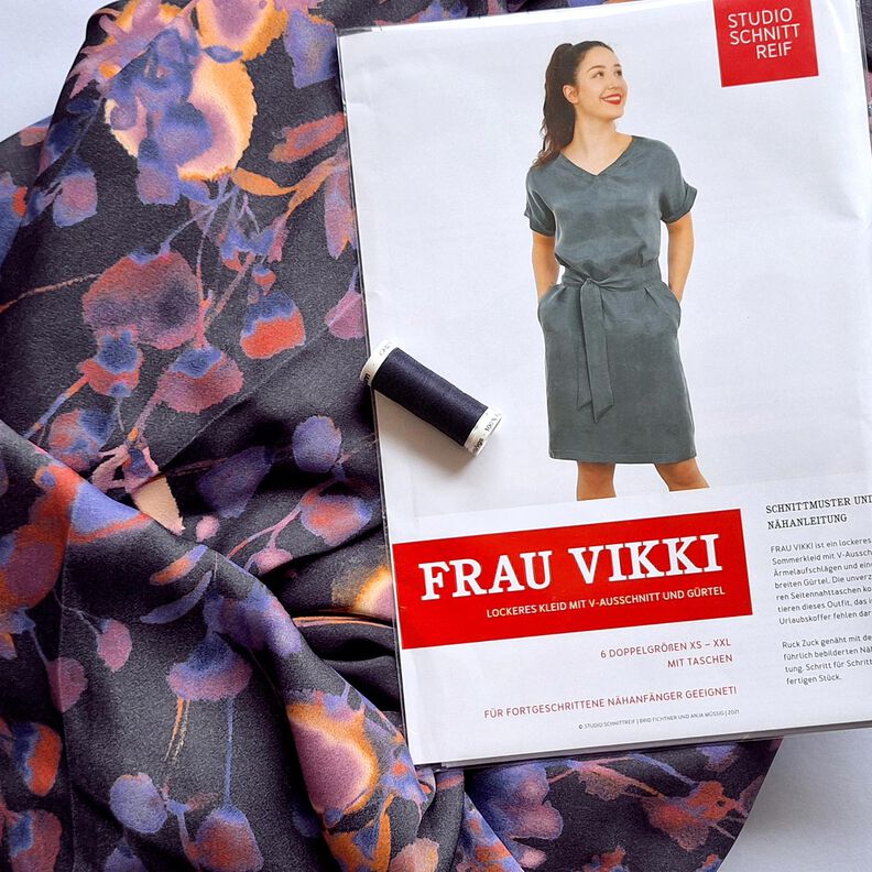FRAU VIKKI - losse jurk met V-hals en riem, Studio Schnittreif  | XS -  XXL,  image number 8